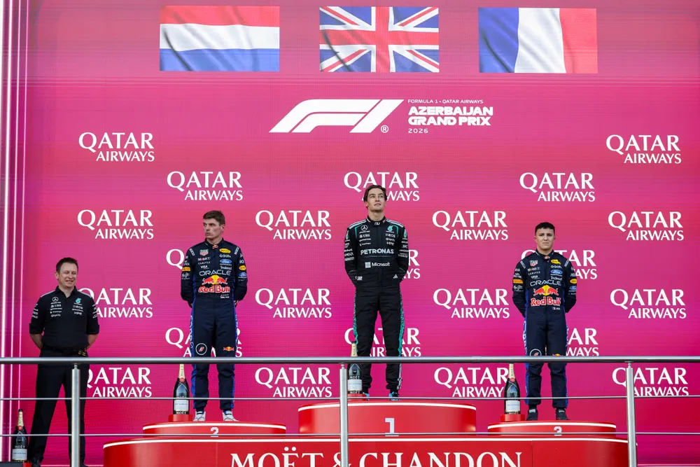 Russell - giữa, và Verstappen - thứ 2 từ trái sang, trên bục trao thưởng Azerbaijan Grand Prix (Ảnh: THX)