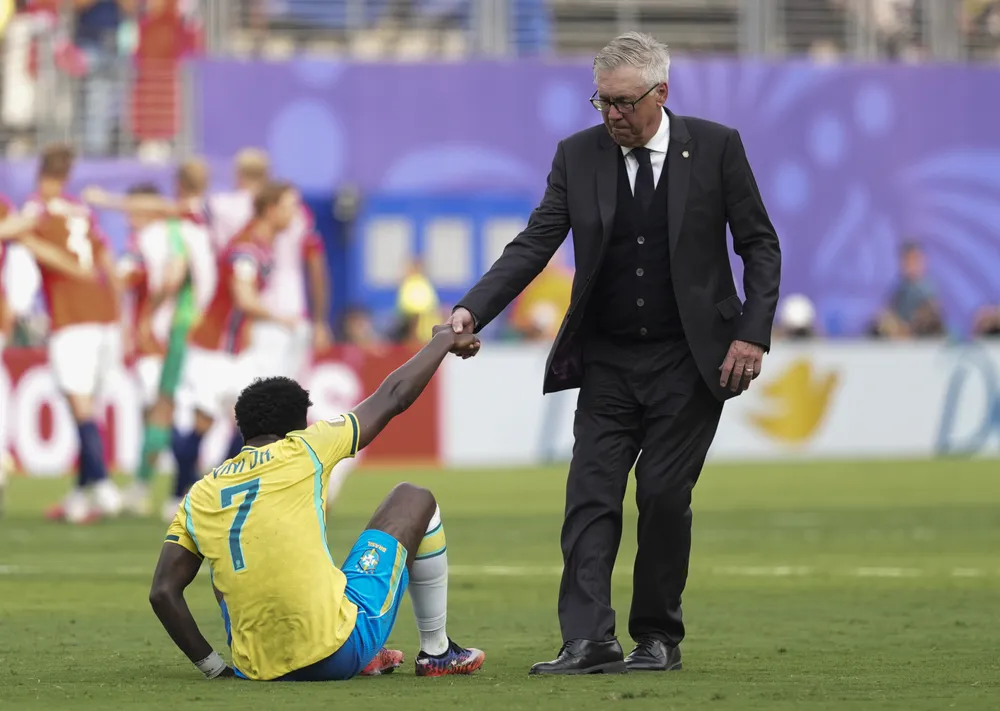 HLV Ancelotti vẫn cố vực dậy Brazil. Ảnh THX