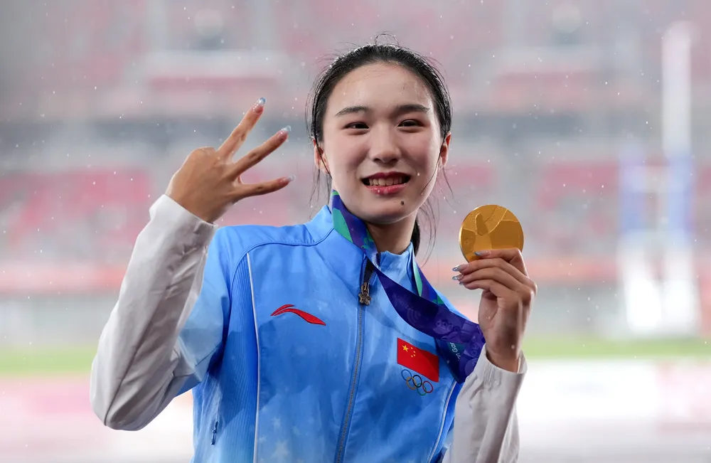 Chen Yujie khoe thành tích giành 3 huy chương ASIAD 20 (Ảnh: THX)