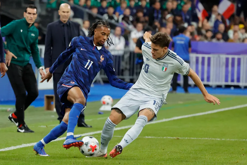 Zidane phía sau đang quan sát Olise đi bóng vượt qua Fagioli (Ảnh: THX)