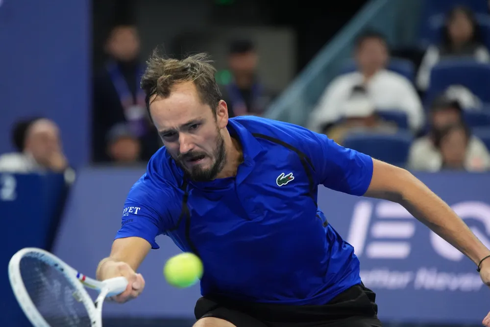 Medvedev bị loại khỏi China Open vì hành vi phản thể thao (Ảnh: THX)