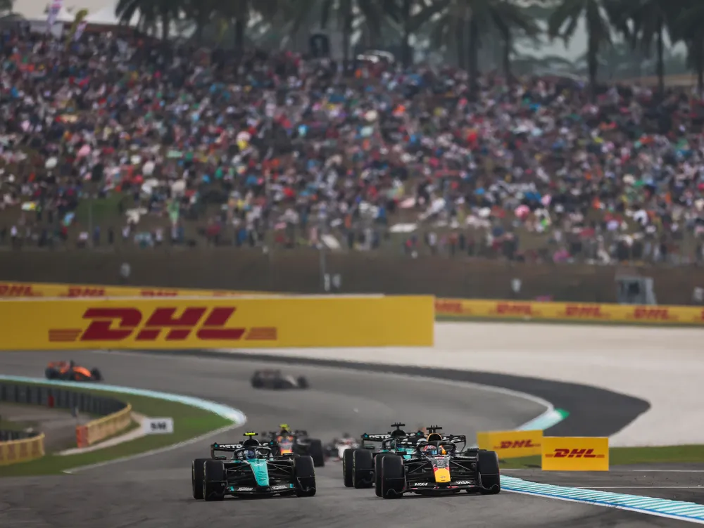 Xe đua trên đường đua ở Sepang - Bahrain Grand Prix (Ảnh: THX)