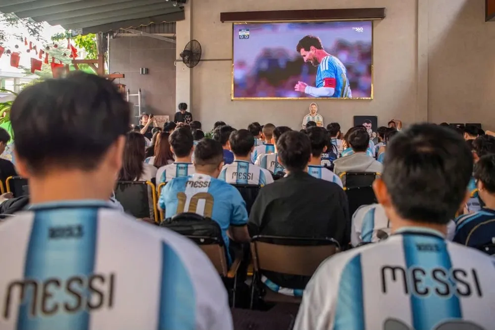 Các CĐV Messi chăm chú xem thần tượng chơi trận cuối cho ĐTQG