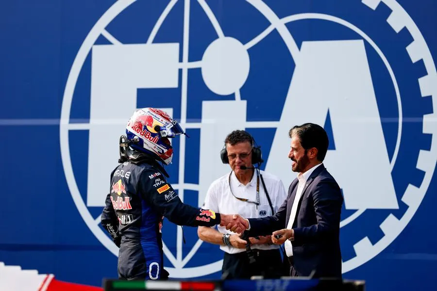 Chủ tịch FIA bắt tay Verstappen sau chặng Bahrain Grand Prix (Ảnh: THX)