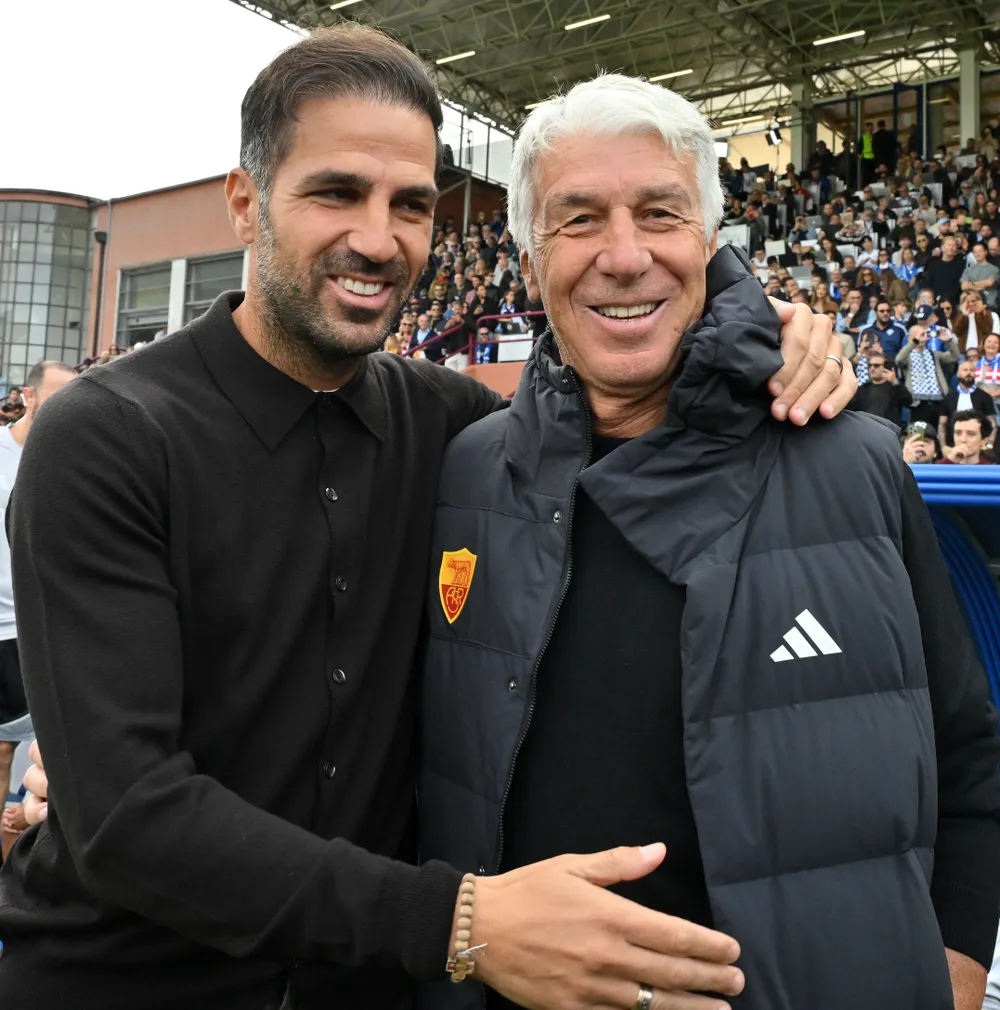 Fabregas chụp hình kỷ niệm cùng HLV Gasperini (Ảnh: THX)