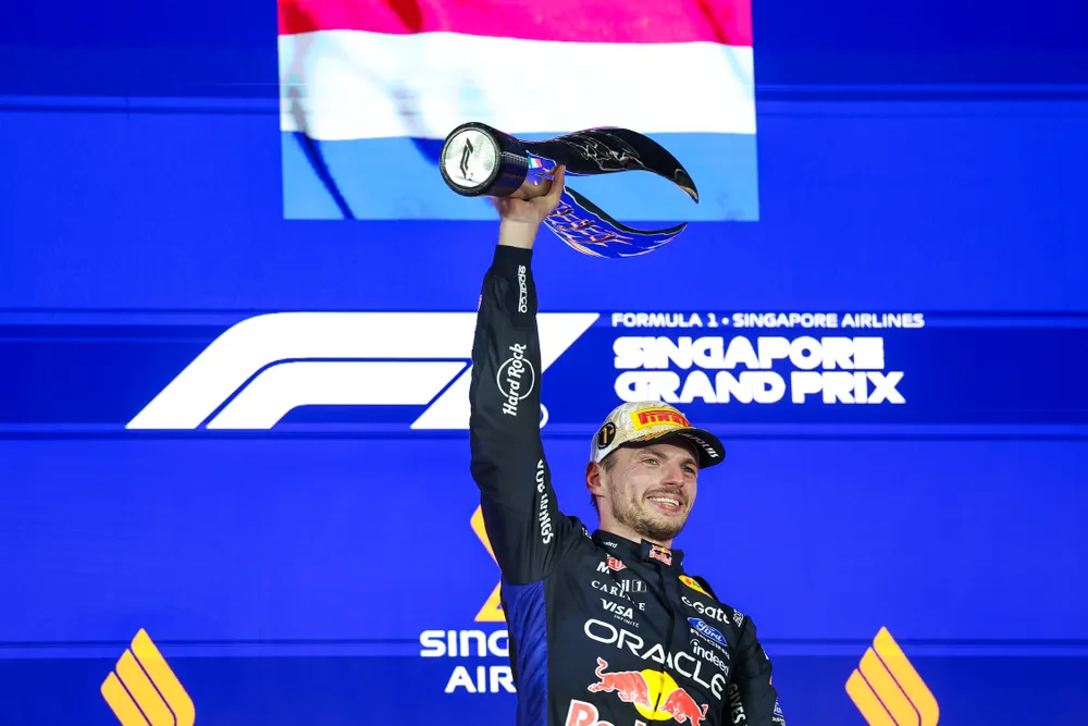 Verstappen giơ cao cúp vô địch Singapore Grand Prix (Ảnh: THX)