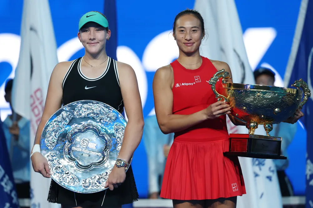 Andreeva nhận phần thưởng Á quân China Open trong màu áo đen (Ảnh: THX)