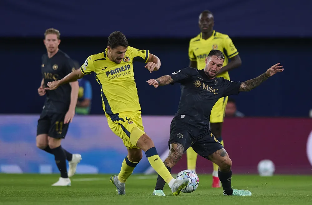 De Bruyne bên trái đang quan sát đồng đội tranh bóng với cầu thủ Villarreal (Ảnh: THX/AFP)