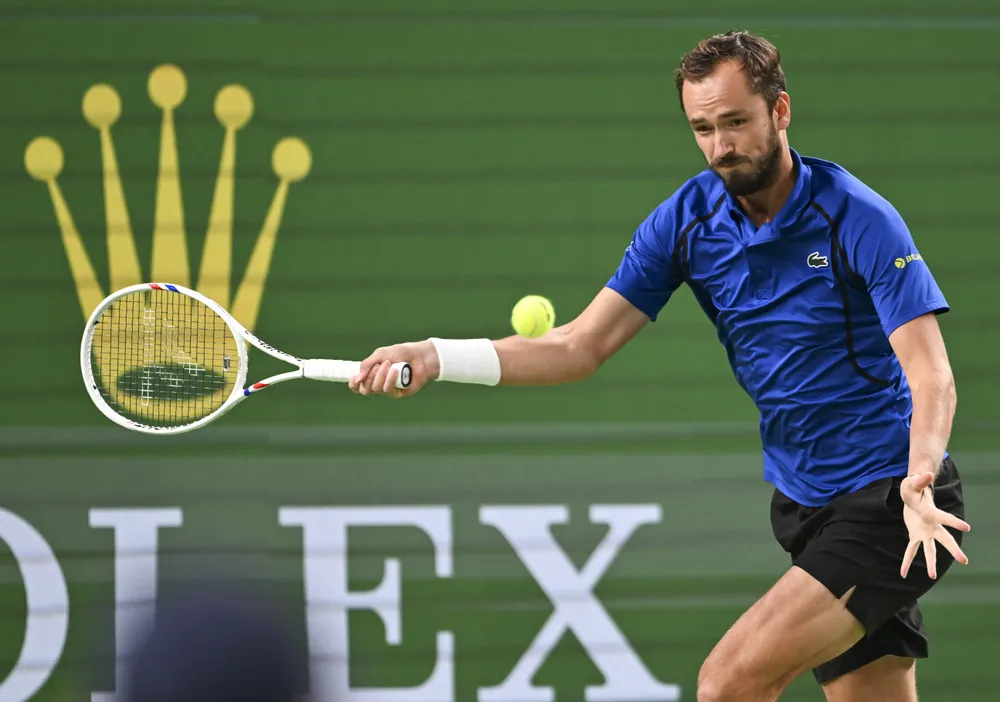 Medvedev sẽ tranh suất bán kết Shanghai Masters vào ngày mai (Ảnh: THX)