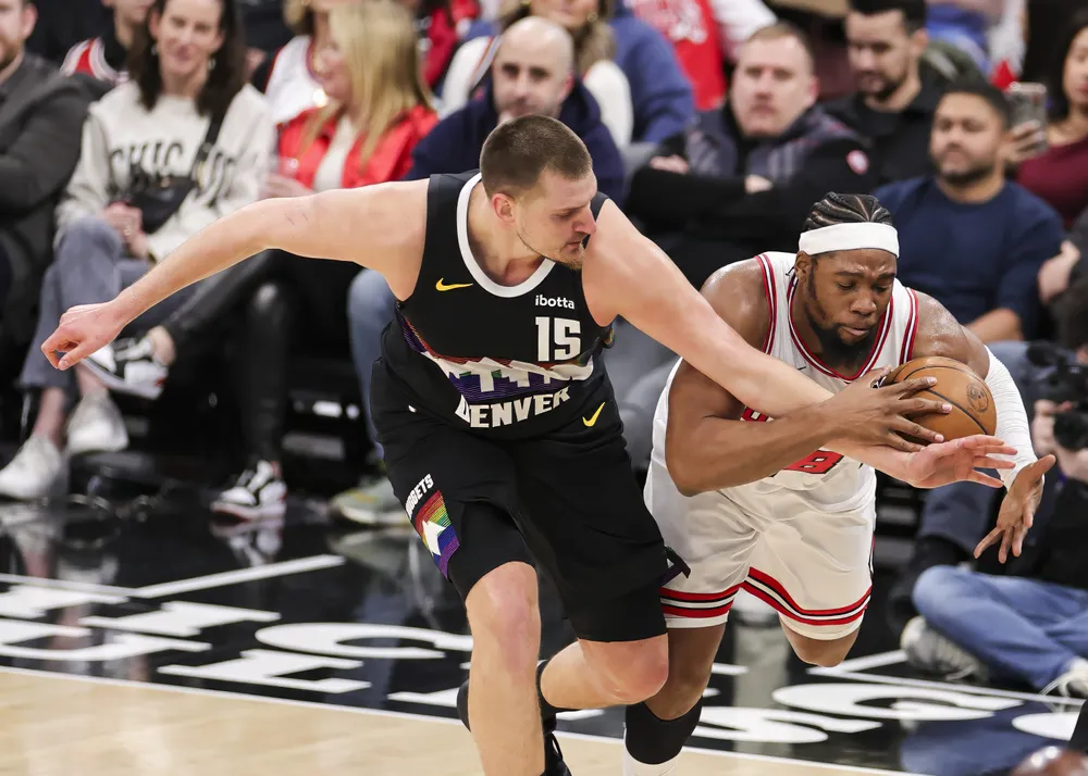 Nikola Jokic trong màu áo đen Denver Nuggets ở NBA mùa trước (Ảnh: THX)