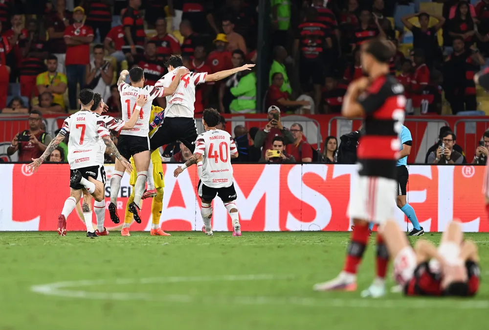 Các cầu thủ Estudiantes ăn mừng chiến thắng trước ánh mắt của Flamengo (Ảnh: THX)