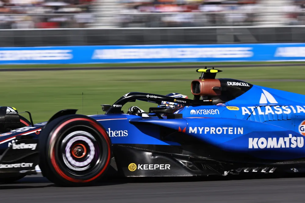 Carlos Sainz trên chiếc xe đua của mình (Ảnh: THX)