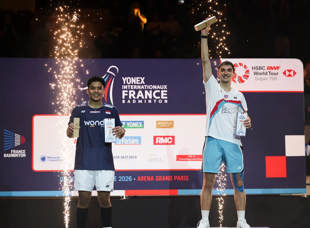 Popov giơ cao cúp vô địch French Open (Ảnh: THX)