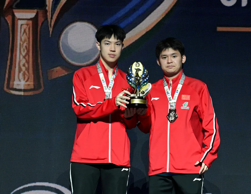 Lin Shidong bên phải và Huang Youzheng giành HCV đôi nam giải bóng bàn vô địch châu Á 2026 (Ảnh: THX)