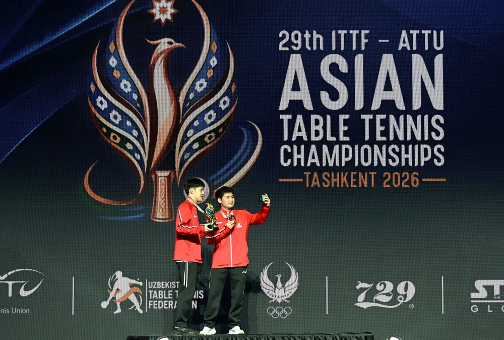 ITTF Lin Shidong (phải) và Huang Youzheng vô địch đôi nam bóng bàn châu Á 02.JPG