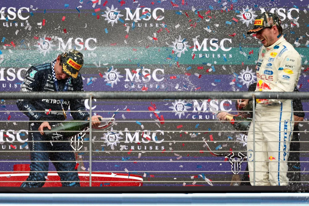 Antonelli ăn mừng chiến thắng trên bục podium với Verstappen (Ảnh: THX)
