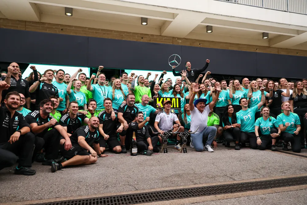 Mercedes ăn mừng chiến thắng cùng Antonelli sau chặng US Grand Prix (Ảnh: THX)