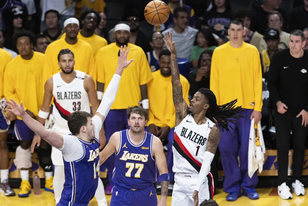 Ja Morant ném rổ giúp Trail Blazers giành chiến thắng trước LA Lakers (Ảnh: THX)