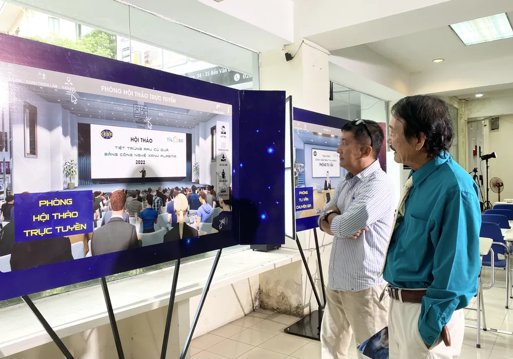 Các chuyên gia công nghệ, doanh nghiệp tham quan mô hình nền tảng triển lãm kết nối trên không gian số