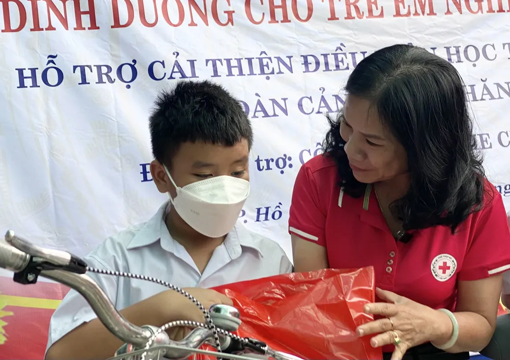 Tặng xe đạp cho học sinh có hoàn cảnh khó khăn ảnh 1