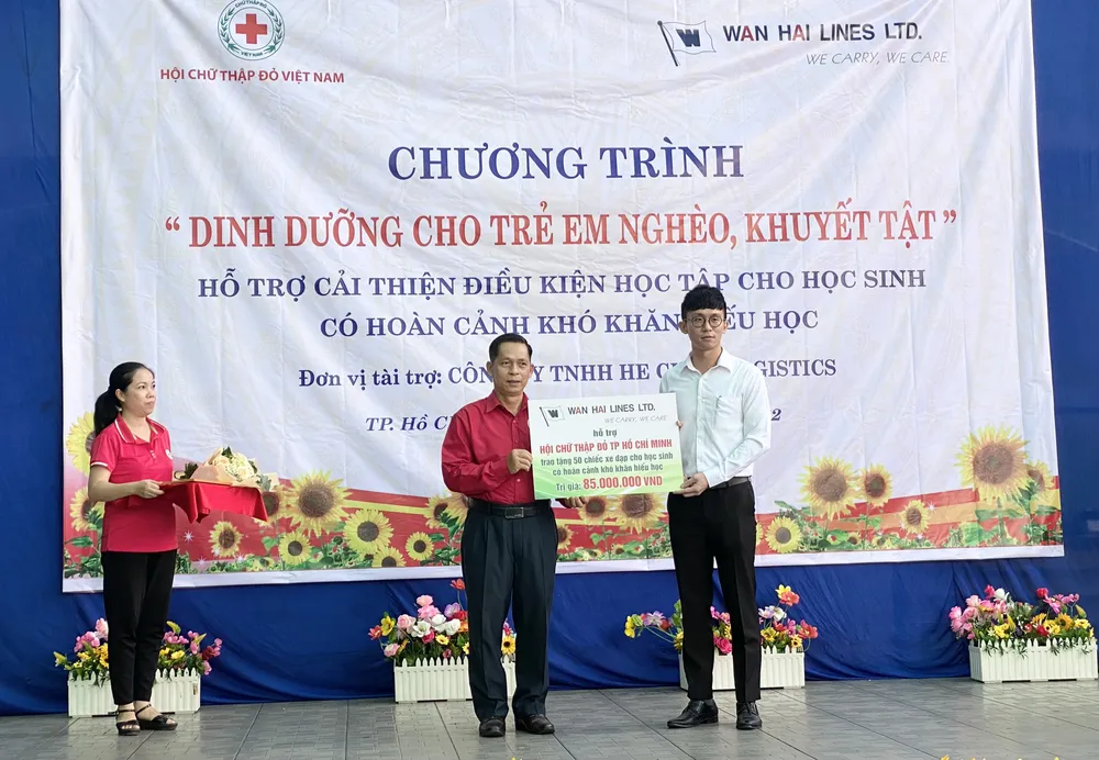 Tặng xe đạp cho học sinh có hoàn cảnh khó khăn ảnh 2