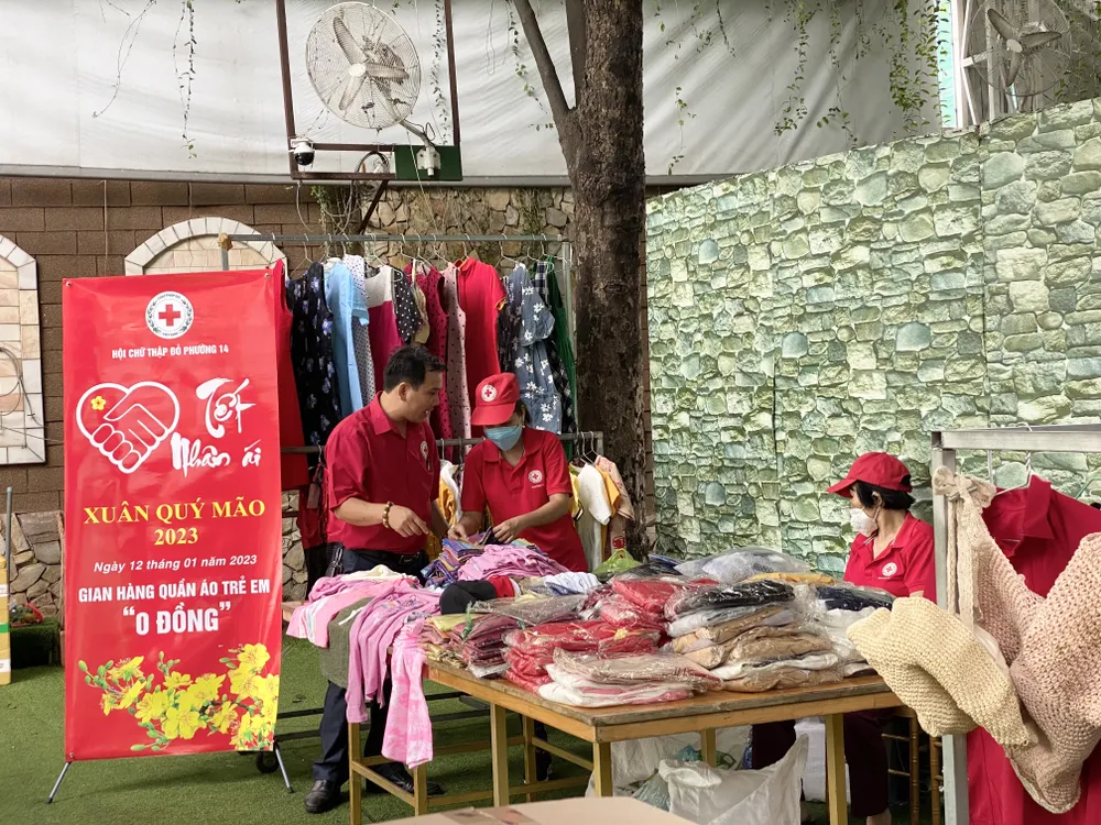 Gian hàng quần áo tại phiên chợ 0 đồng