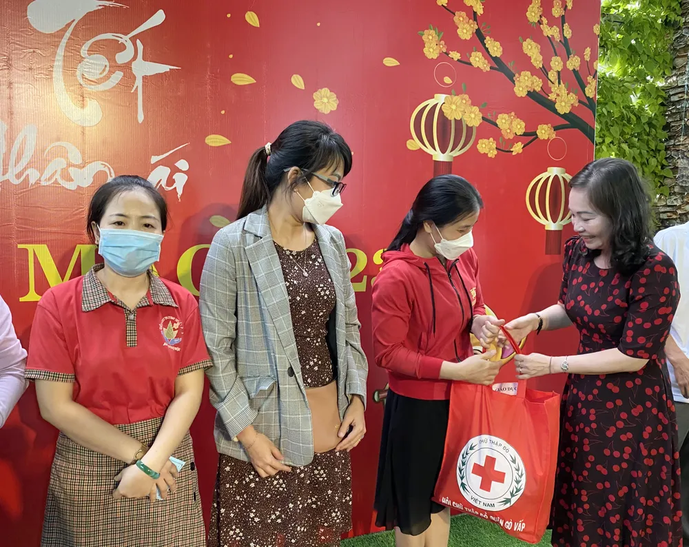 Ban tổ chức trao quà tết cho nhân viên khối giáo dục tư thục gặp khó khăn