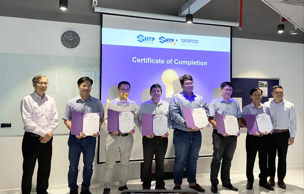 Trao bằng chứng nhận cho các giảng viên hoàn thành khóa đào tạo Trao bằng chứng nhận cho các giảng viên hoàn thành khóa đào tạo