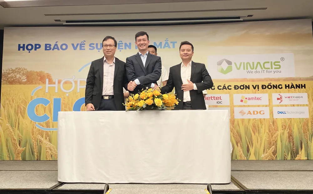 Đại diện Công ty cổ phần VinaCIS Group, Công ty TNHH Amtec và VietFiber kí biên bản ghi nhớ thành lập Hợp tác xã Cloud