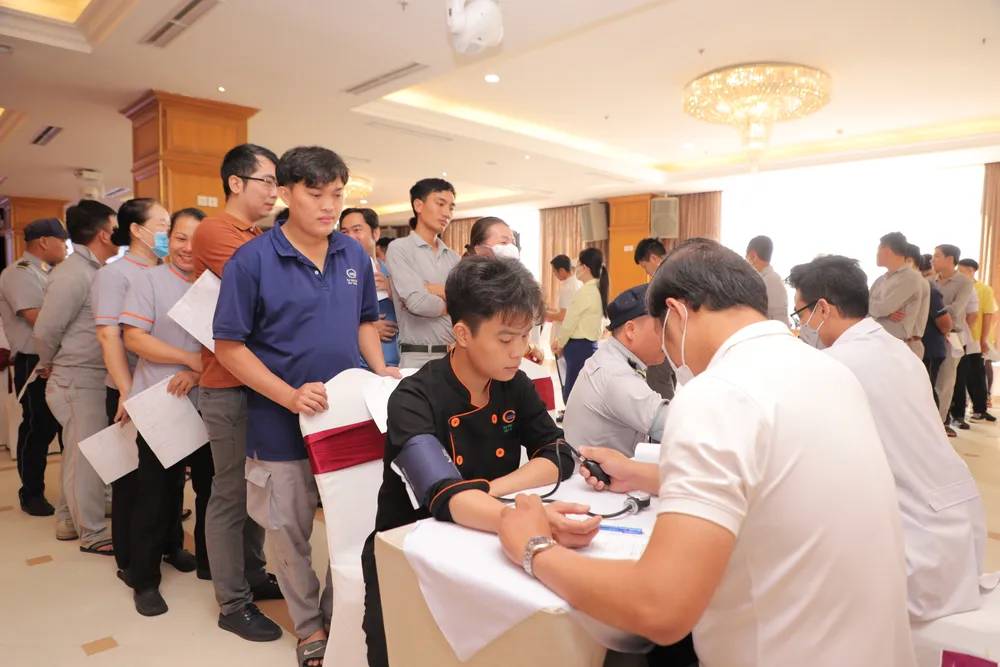 Cán bộ, nhân viên và người lao động được tư vấn, kiểm tra sức khỏe trước khi hiến máu