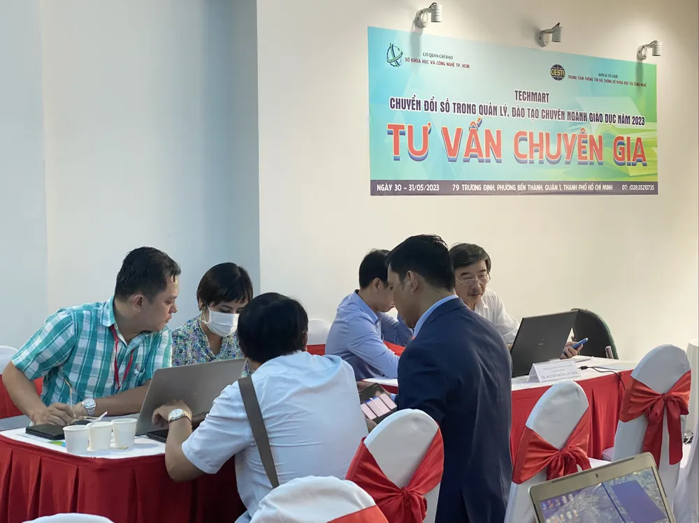 Đội ngũ chuyên gia của Techmart tư vấn giải đáp các vấn đề công nghệ trong lĩnh vực giáo dục