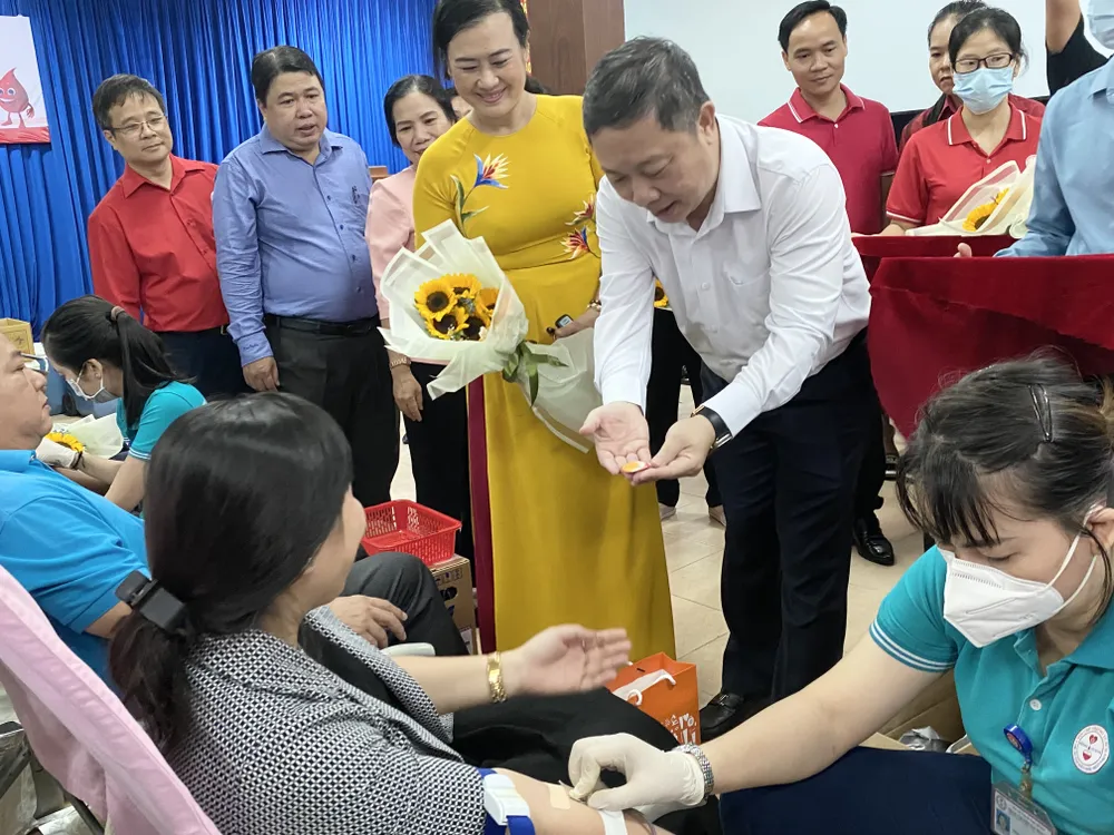 Phó Chủ tịch UBND TPHCM Dương Anh Đức tặng quà tình nguyện viên tham gia hiến máu Phó Chủ tịch UBND TPHCM Dương Anh Đức tặng quà tình nguyện viên tham gia hiến máu
