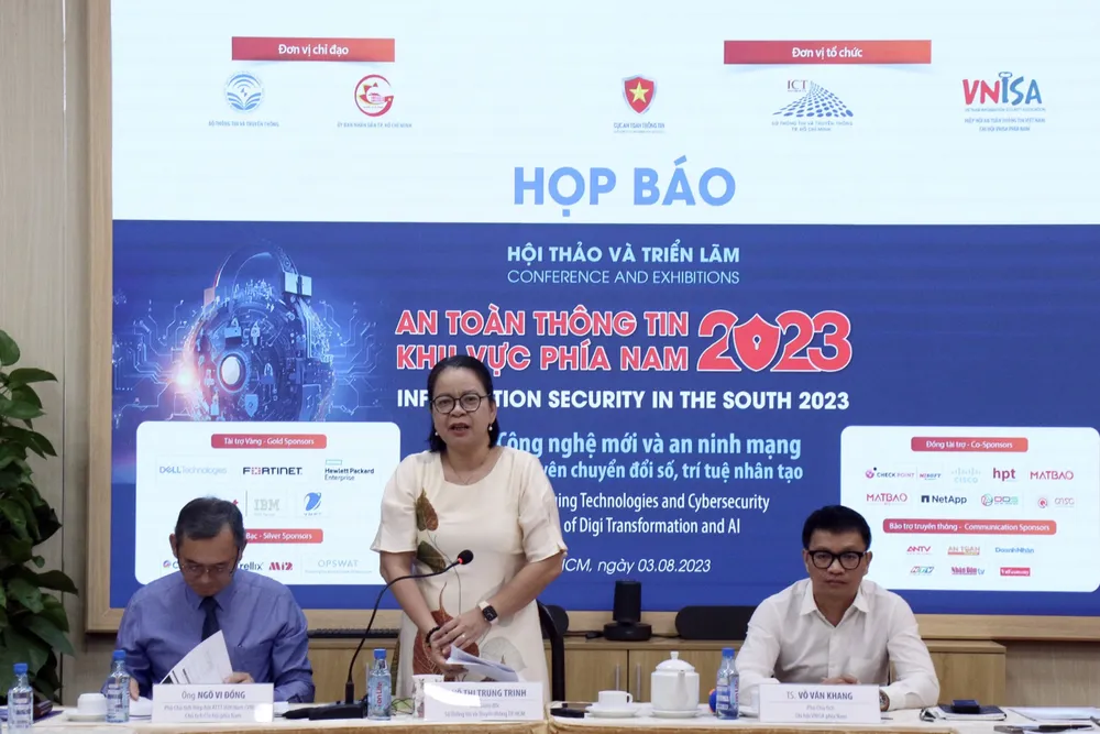 Bà Võ Thị Trung Trinh, Phó Giám đốc Sở TT-TT TPHCM phát biểu tại buổi họp báo