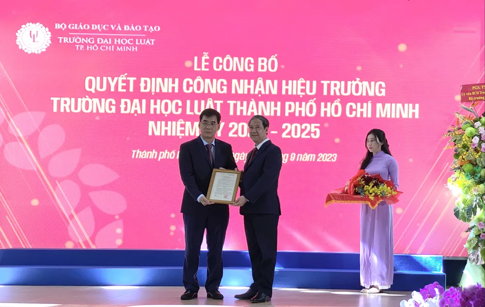 Bộ trưởng Bộ GD-ĐT Nguyễn Kim Sơn trao quyết định công nhận TS Lê Trường Sơn giữ chức Hiệu trưởng Trường Đại học Luật TPHCM nhiệm kỳ 2020–2025