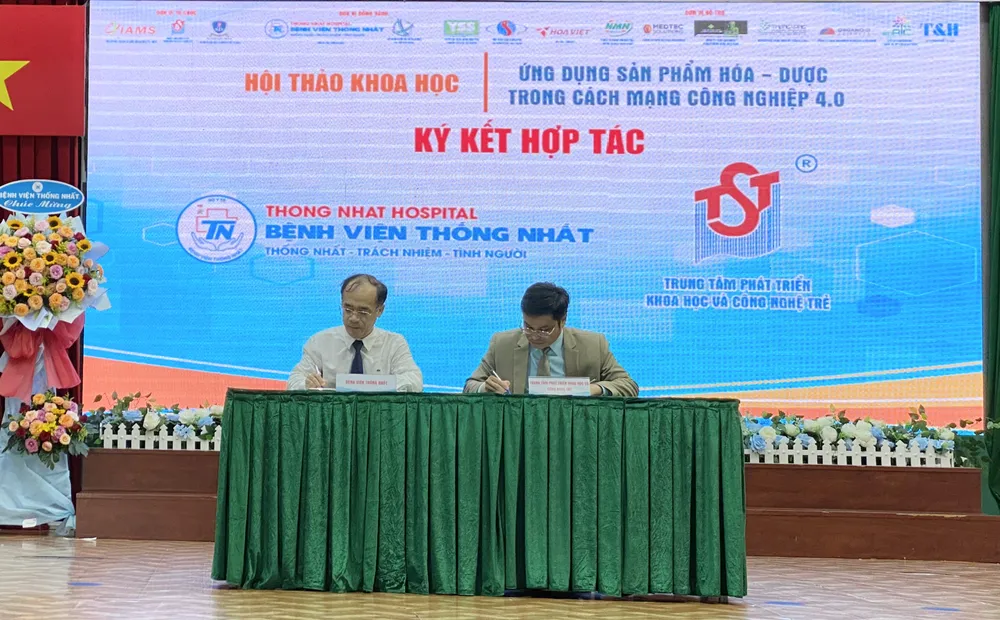 Đại diện Trung tâm Phát triển KHCN Trẻ và Bệnh viện Thống Nhất ký kết hợp tác phối hợp tổ chức các chương trình KHCN trẻ