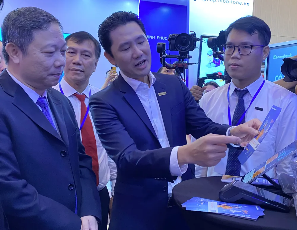 Phó Chủ tịch UBND TPHCM Dương Anh Đức tham quan các gian hàng chuyển đổi số