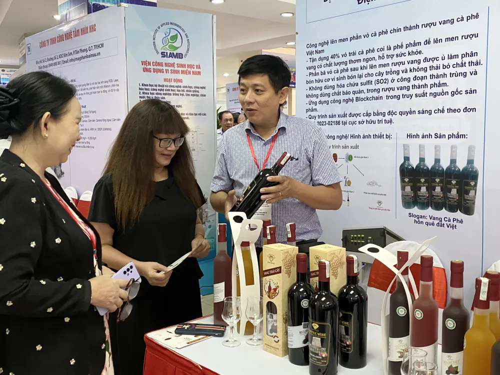 Viện Khoa học công nghệ và quản lý môi trường, Trường đại học Công nghiệp TPHCM giới thiệu sản phẩm rượu vang lên men từ vỏ cà phê