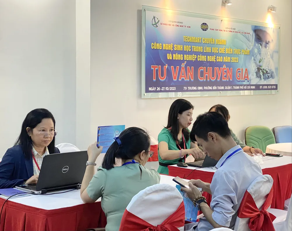Đội ngũ chuyên gia Techmart tư vấn về việc ứng dụng các sản phẩm công nghệ trong hoạt động sản xuất kinh doanh của doanh nghiệp