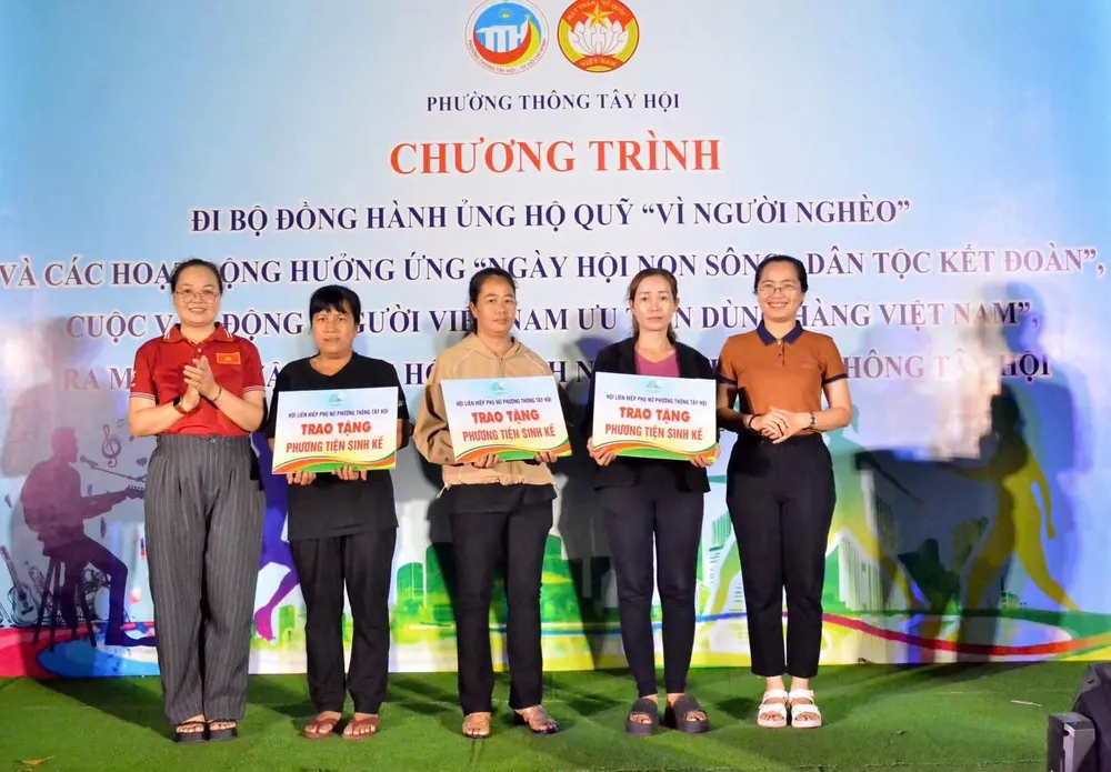 Hội Liên hiệp Phụ nữ phường Thông Tây Hội trao tặng phương tiện sinh kế cho 3 hội viên, tối 22-11