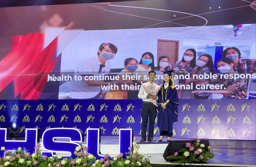 Trao bằng tốt nghiệp, vinh danh các sinh viên xuất sắc ảnh 1