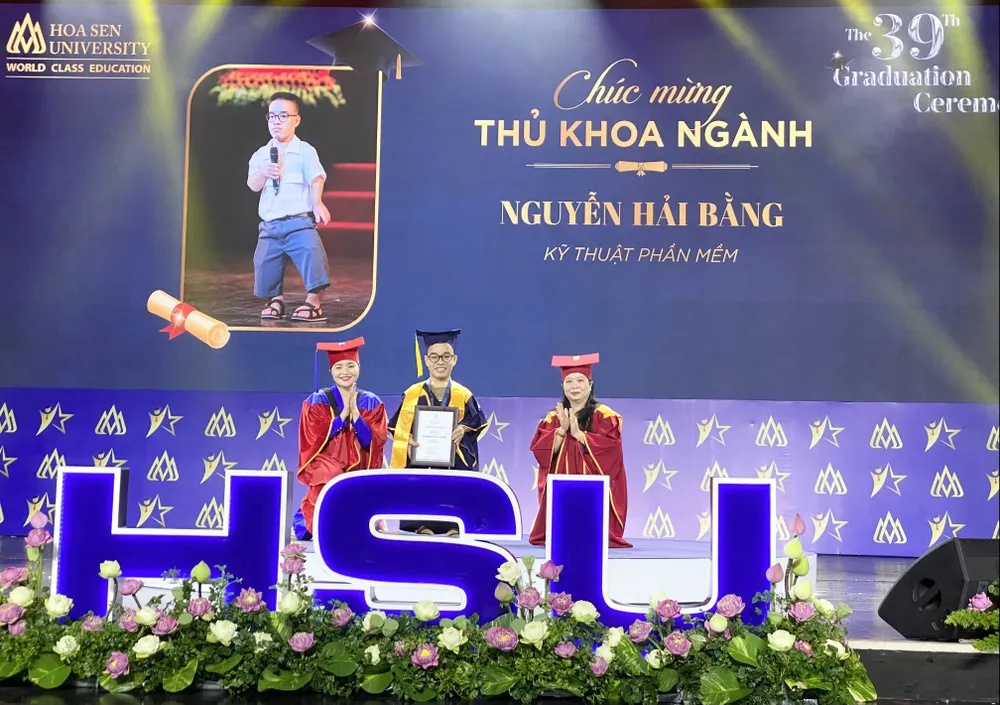 Trao bằng tốt nghiệp, vinh danh các sinh viên xuất sắc ảnh 2