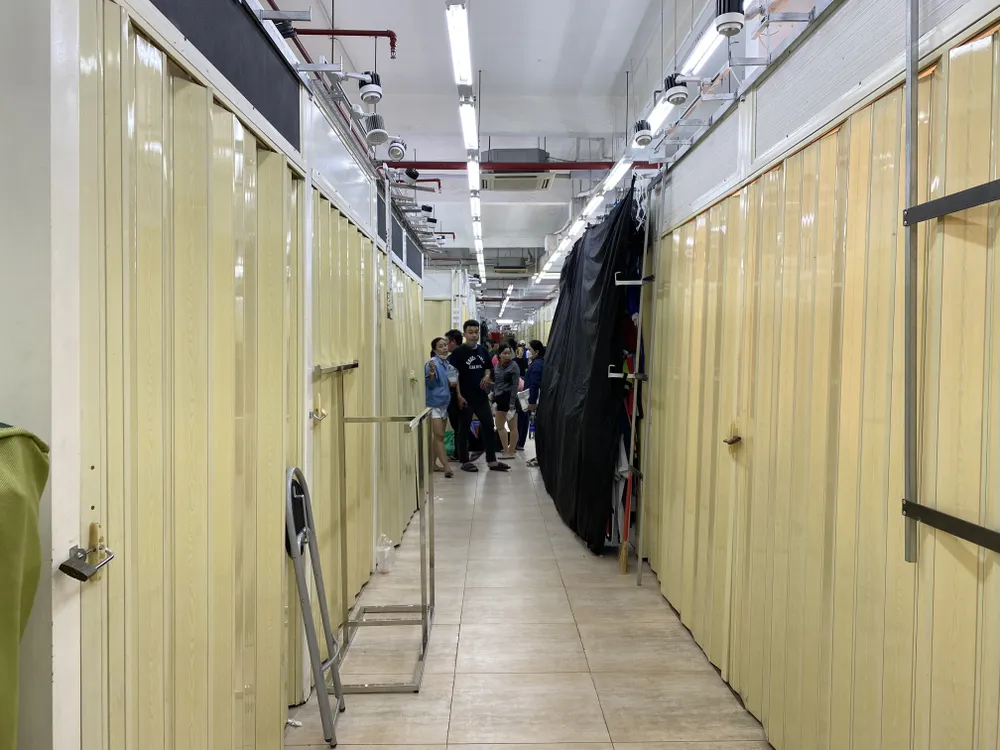 Quản lý thị trường đột kích Saigon Square, tiểu thương đóng cửa tháo chạy  ảnh 2