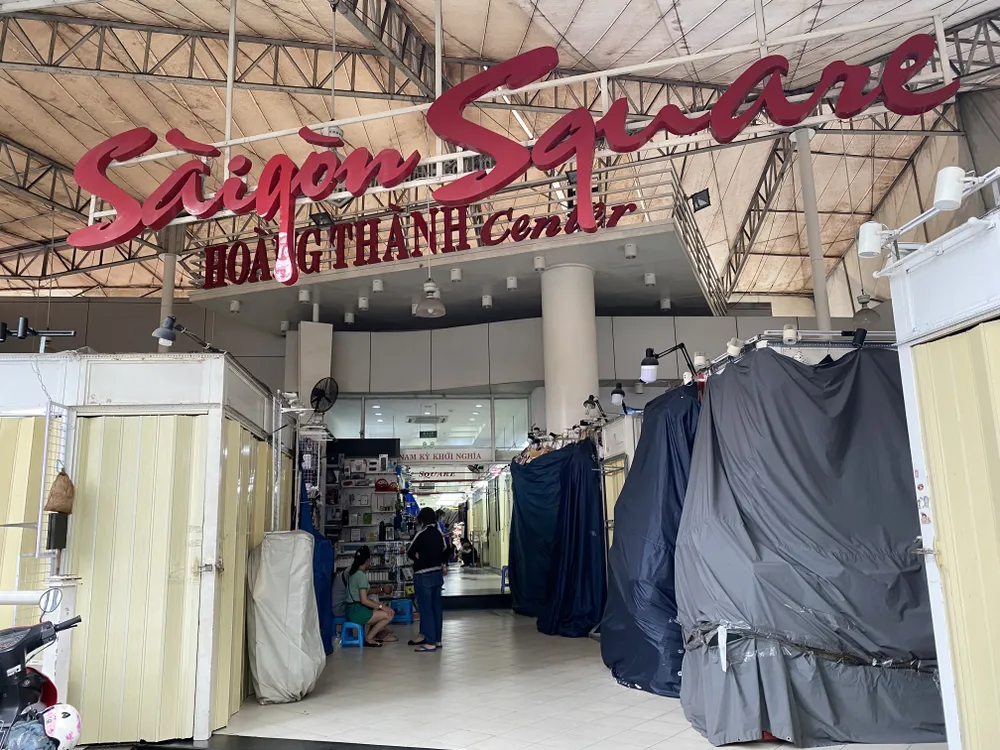 Quản lý thị trường đột kích Saigon Square, tiểu thương đóng cửa tháo chạy  ảnh 4