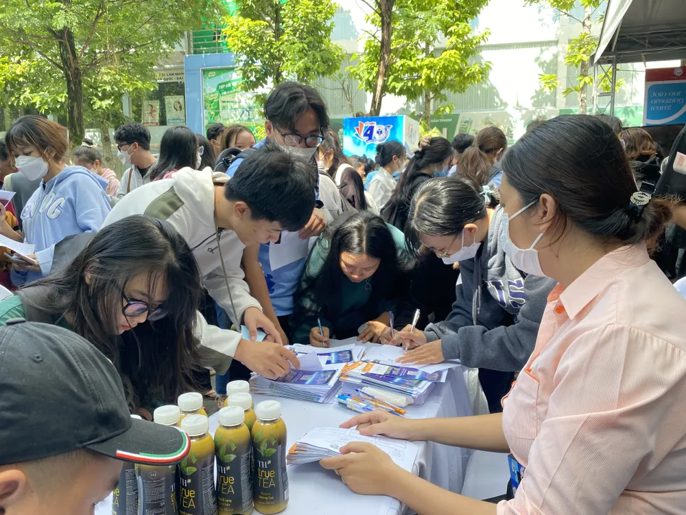 Hàng ngàn sinh viên tham gia ngày hội việc làm năm 2022 ảnh 1