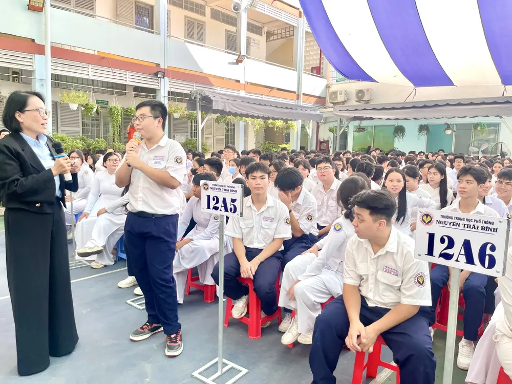 BS Thao va nam sinh.jpg