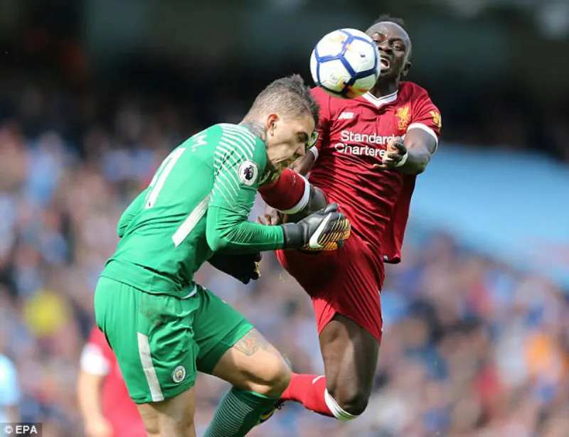 Pha va chạm khủng khiếp giữa Ederson và Mane. Ảnh: EPA