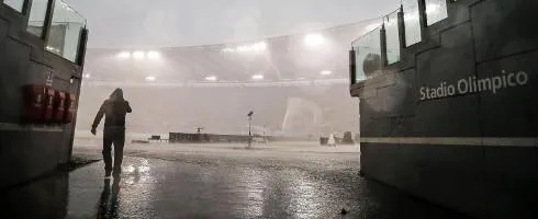 Sân Olimpico vẫn đang mưa và gió lớn. Ảnh: EPA