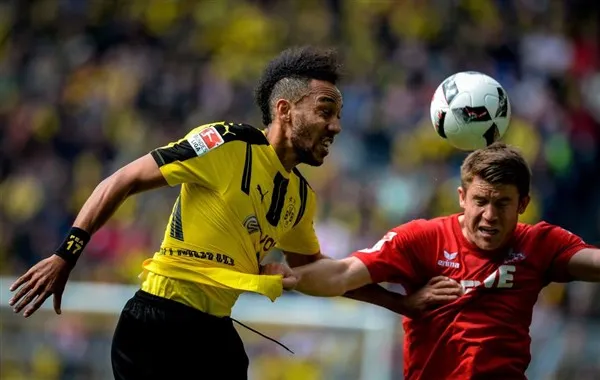 Aubameyang (trái) trong trận thắng Cplogne. Ảnh: Getty Images