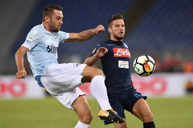 Hậu vệ Stefan de Vrij (Lazio) phá bóng trước Dries Mertens (Napoli). Ảnh: Mediaset