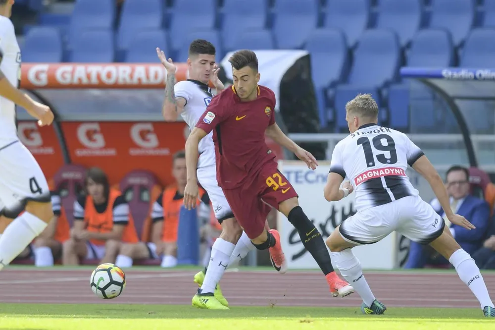 El Shaarawy (AS Roma) đột phá qua hàng thủ Udinese. Ảnh: Mediaset